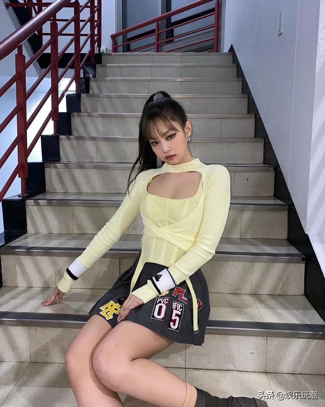 jennie生日应援视频,jennie生日收到粉丝给的白玫瑰