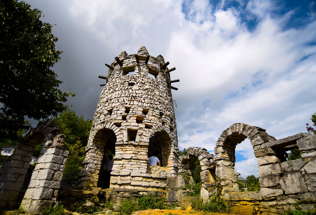 隐居深山20年出山后直接身价上亿,80后小哥在贵州深山隐居