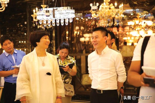 3岁时因为穷被送人，和穷小子私奔用3万元创业，今成百亿女富豪