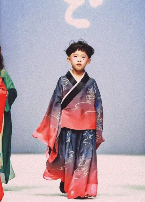 易烊千玺弟弟走秀完整版,易烊千玺弟弟走秀视频