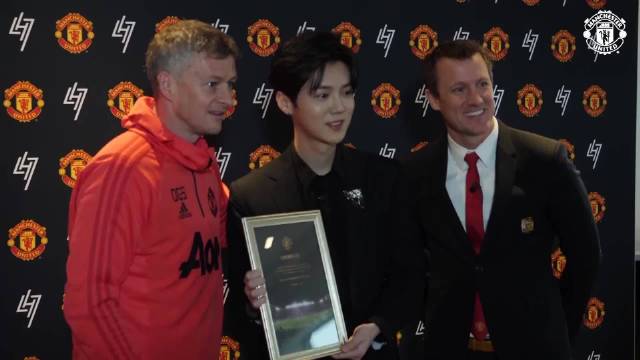 鹿晗恭喜梅西,鹿晗晒球衣庆祝c罗回归曼联