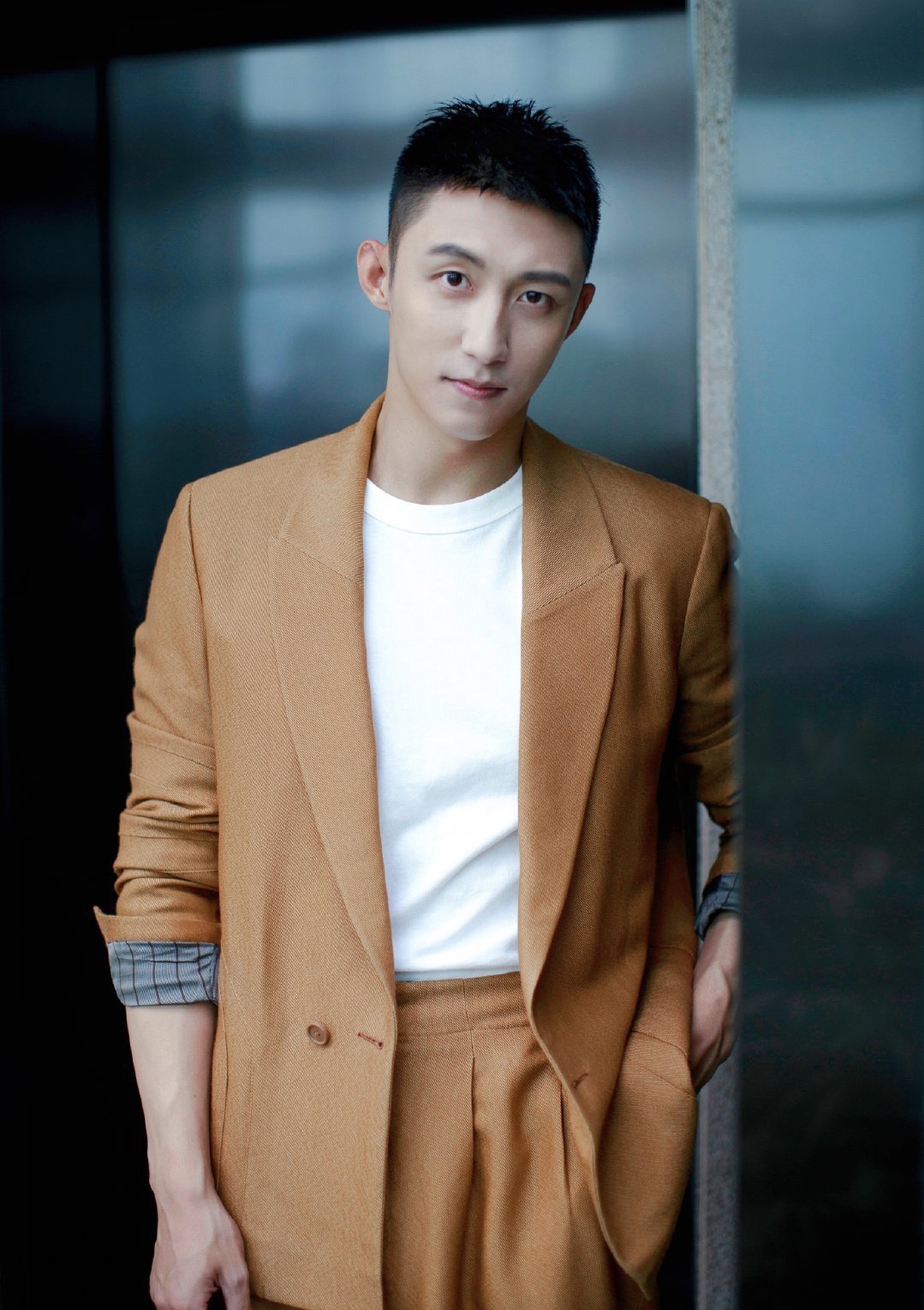 黄景瑜参加宣传黑色外套工装裤,黄景瑜休闲装照片