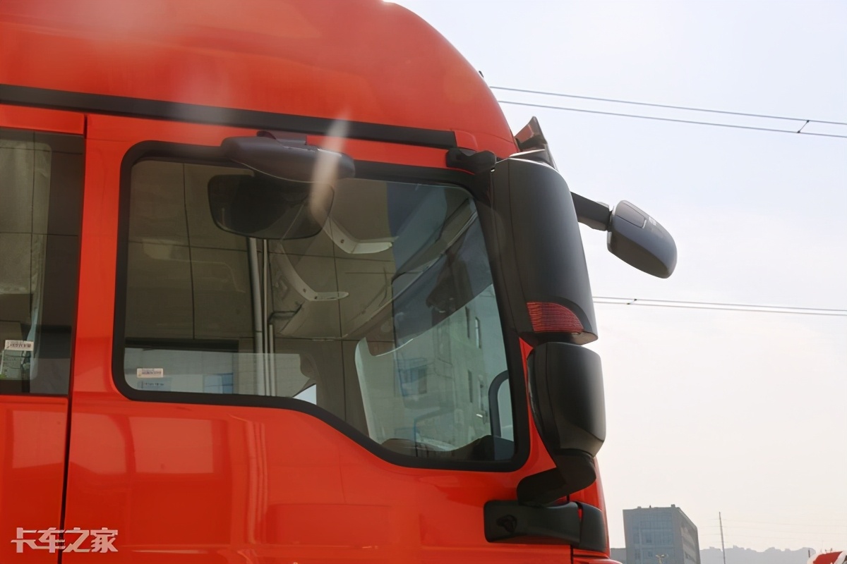 汕德卡600升双腔油箱,600升双腔油箱