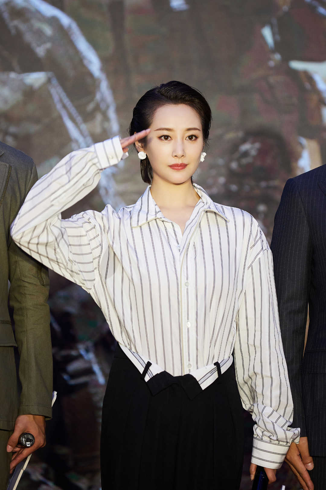 李纯惊艳的换短发,李纯短发大背头