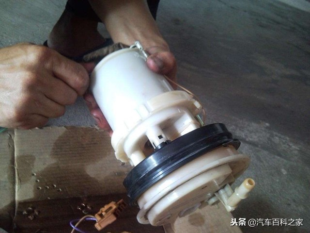 油表报警灯亮了还能开多少公里,汽车油表灯亮不加油会损坏油泵吗