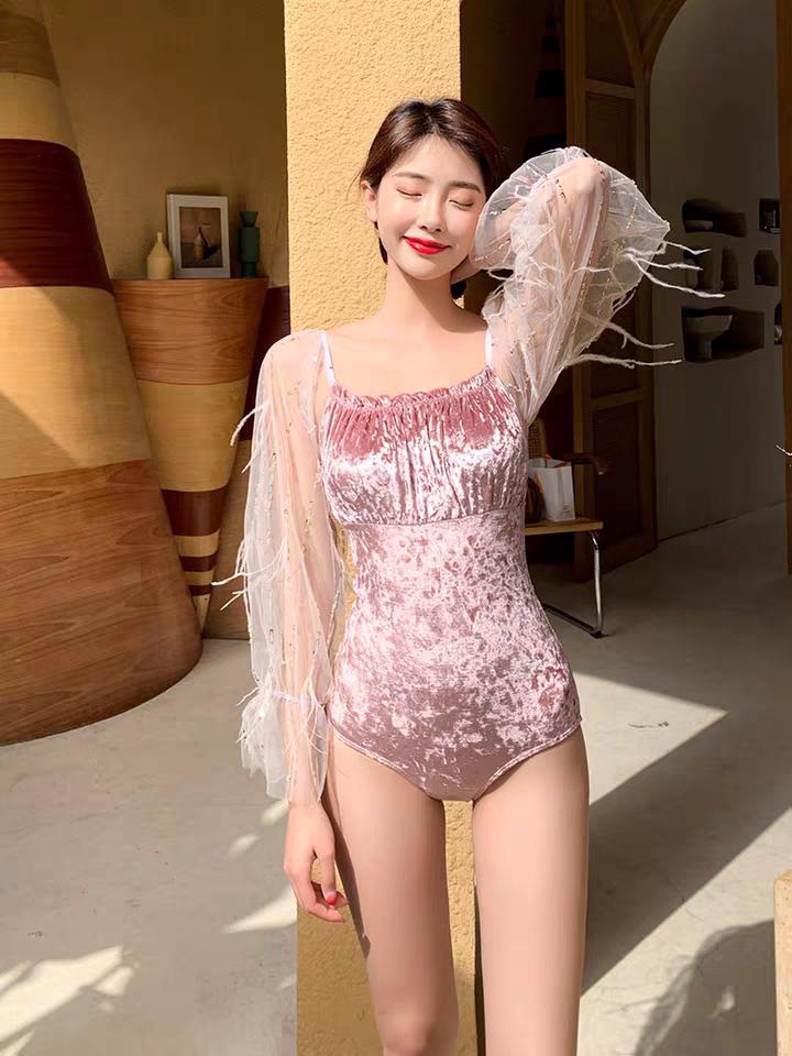 什么样的泳衣穿起来好看有高级感,如何选到又好看又保守的泳衣