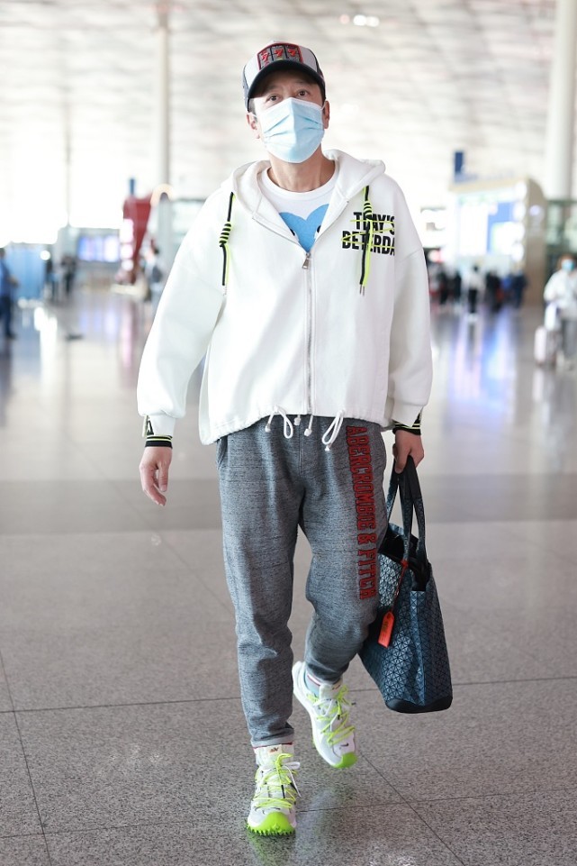 蔡国庆节夹克搭配图片,蔡国庆节春秋土黄色裤子穿搭