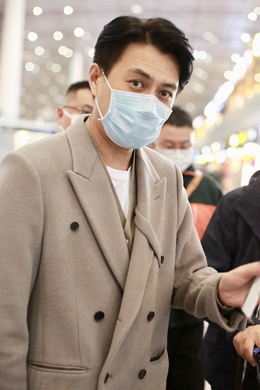 靳东穿搭大衣,西装革履的靳东帅气