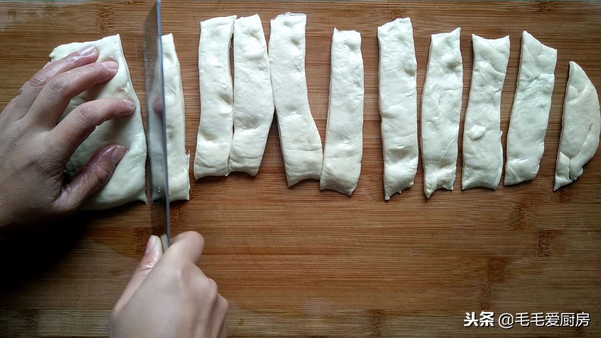 教你炸油条香甜酥脆不发硬,手把手教你在家炸油条