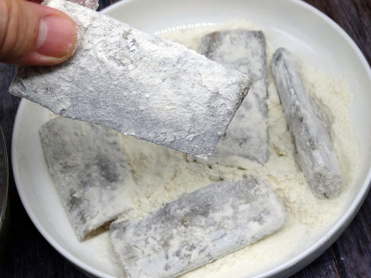 怎样煎出的带鱼金黄酥脆不粘锅,腌制好的带鱼怎么炸不碎不粘锅