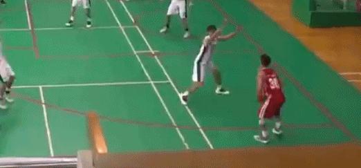 又见球场黑脚！16岁少年打球被踹！这种人不配喜欢篮球