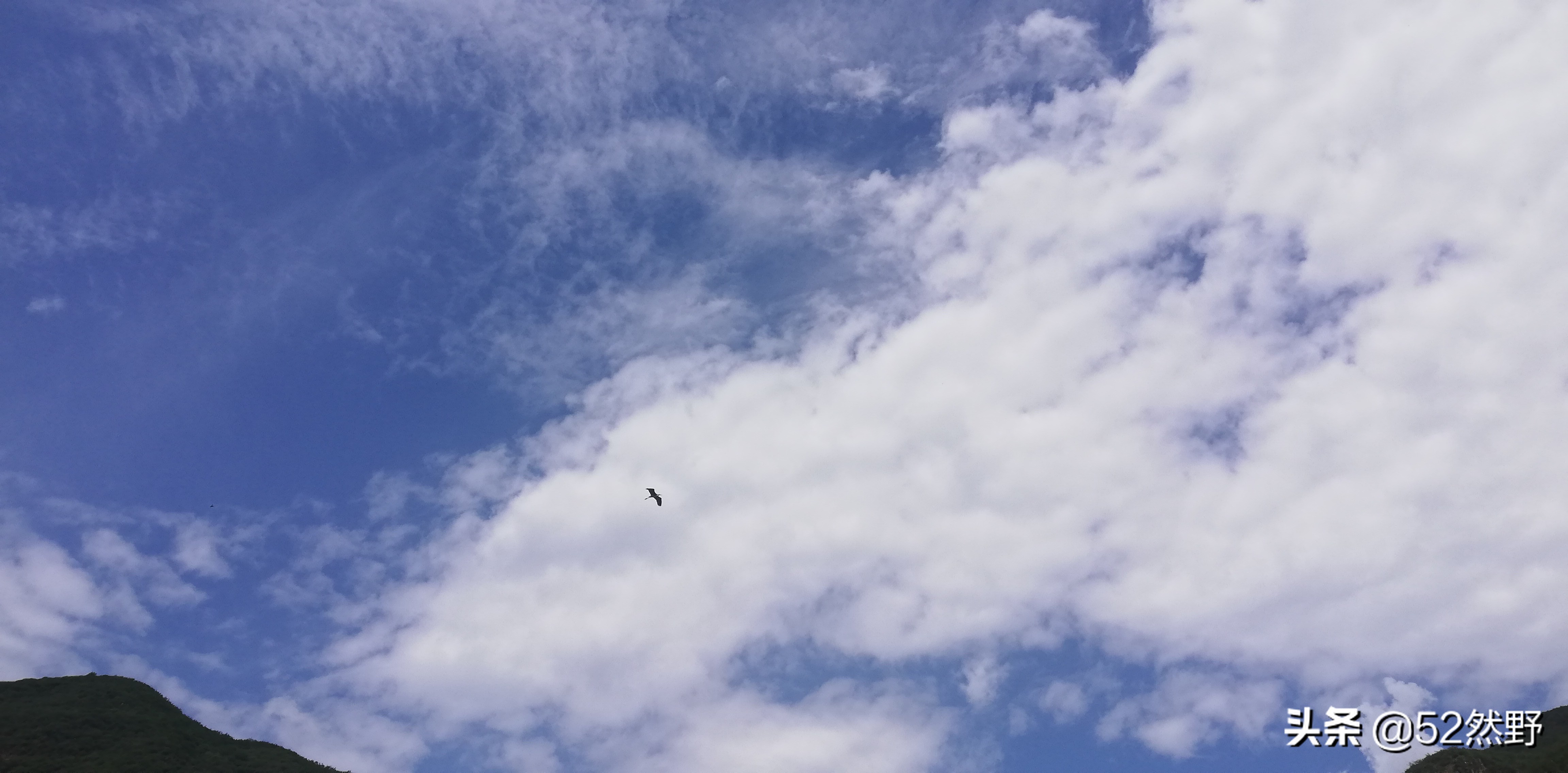 燕山唯一丹霞长嵯，山村溪水野草闲花