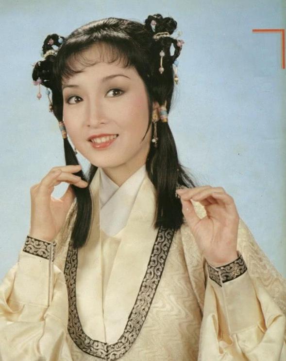 黄杏秀：曾是TVB第一侠女，下嫁陈百祥后，过得怎么样？