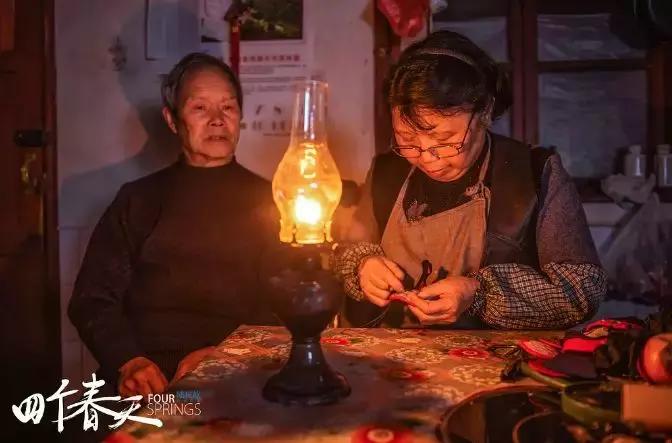 这个男人4年只花1500块陪父母，却看哭千万中国人，巩俐为他点赞