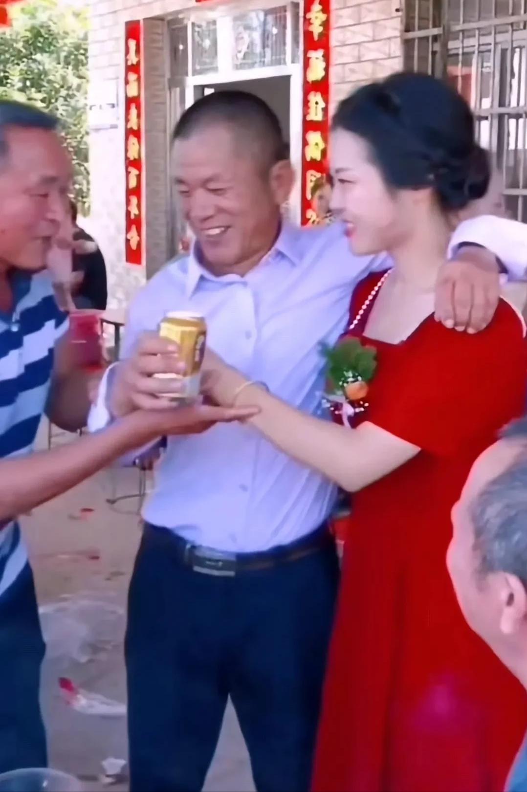 汉中婚礼风俗公公背新娘,汉中结婚公公背儿媳敬酒