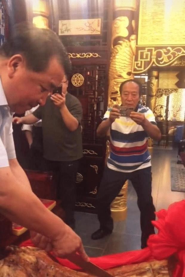 冯巩搭档牛群：被质疑贪污，64岁节目中晕倒，这些年他有多惨？