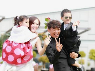 王宝强开豪车接送儿子，王子豪身高已到爸爸胸口，自强独立受好评