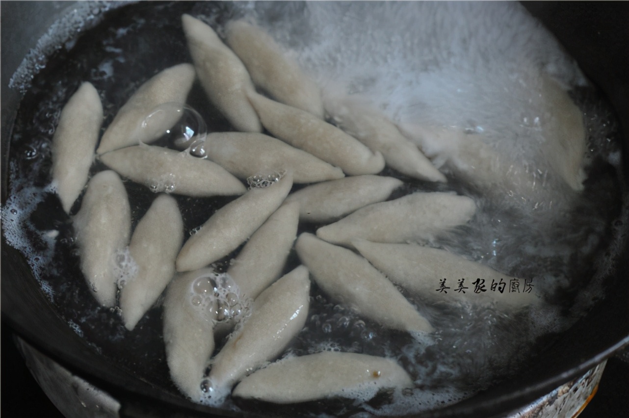 天热吃饺子，不如煮鱼鱼，不用面粉柔软Q弹，儿子一口气吃两碗