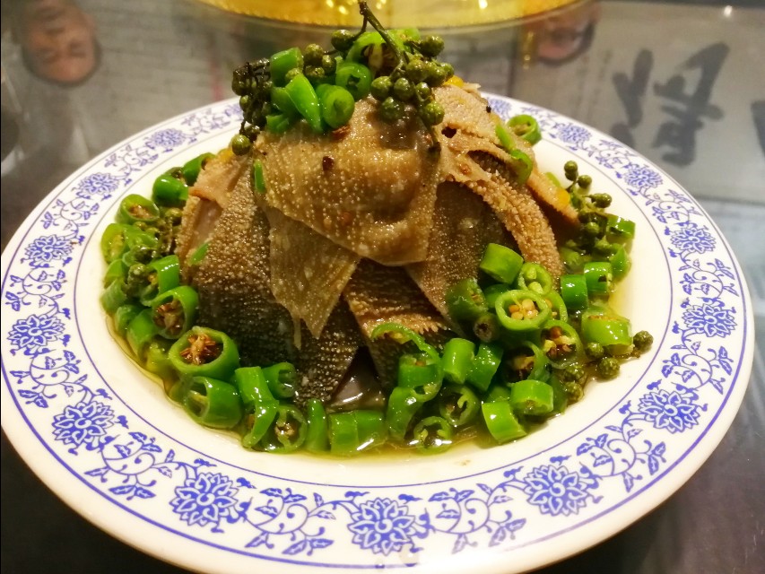 深夜郑州8男2女躲在花园路北环桥头，吃丹江翘嘴鲌，喝方城木瓜酒