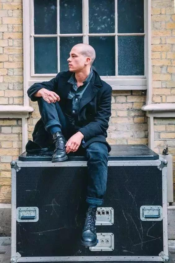 低帮鞋和高帮鞋哪个显高,低帮鞋和高帮鞋哪个好搭配