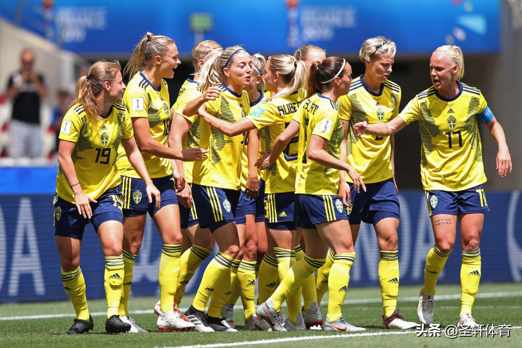 4-2！奥运亚军踢疯了，6分钟连入2球，世界第1小组出线形势不利