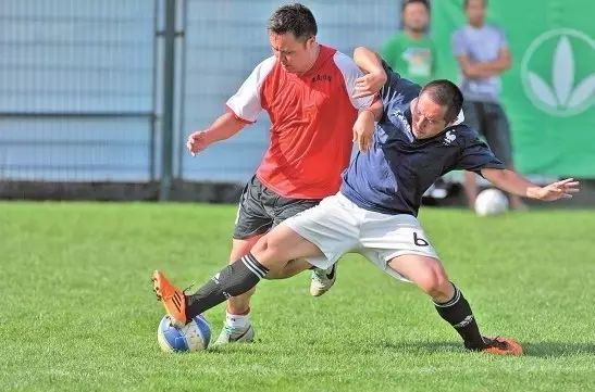 如何才能算一个优秀的中后卫呢,现在比较好的中后卫