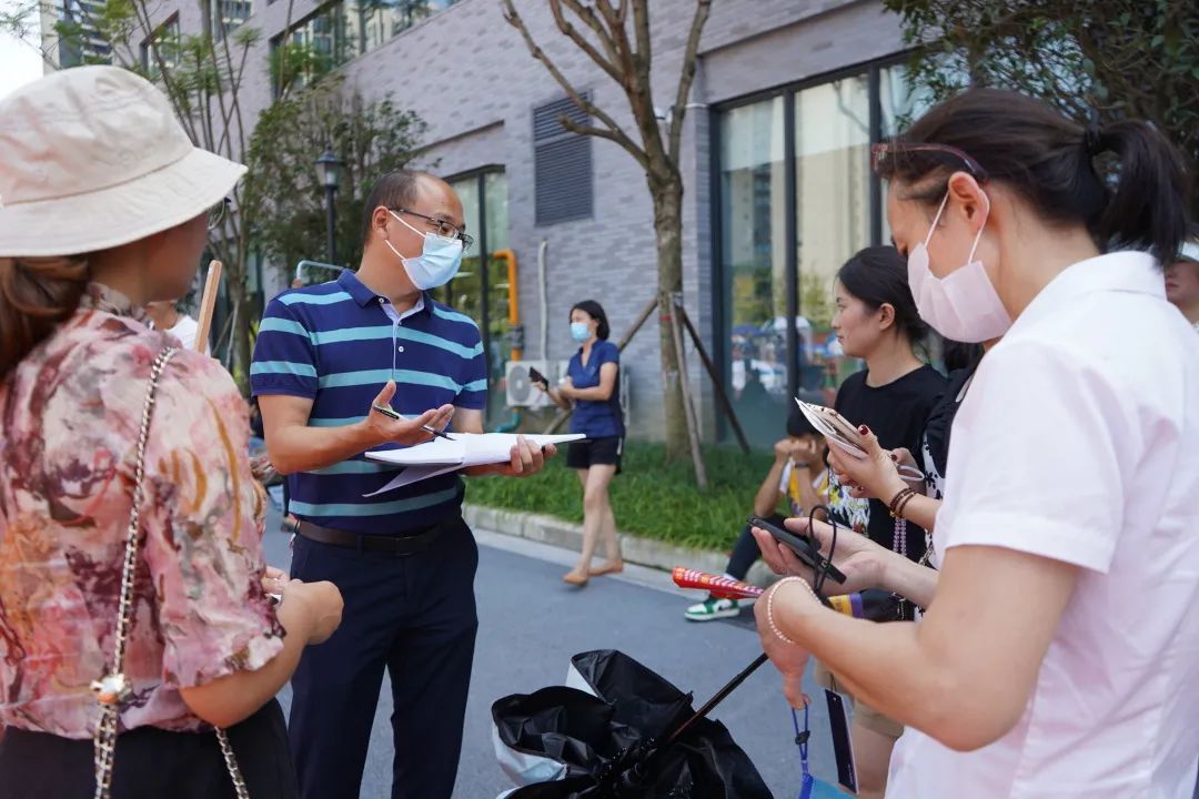 近百个摊摊摆进学校，校长家长都来了