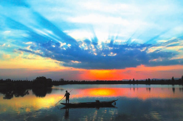 苏轼十五年后再写西湖,苏轼泛舟西湖写下名句