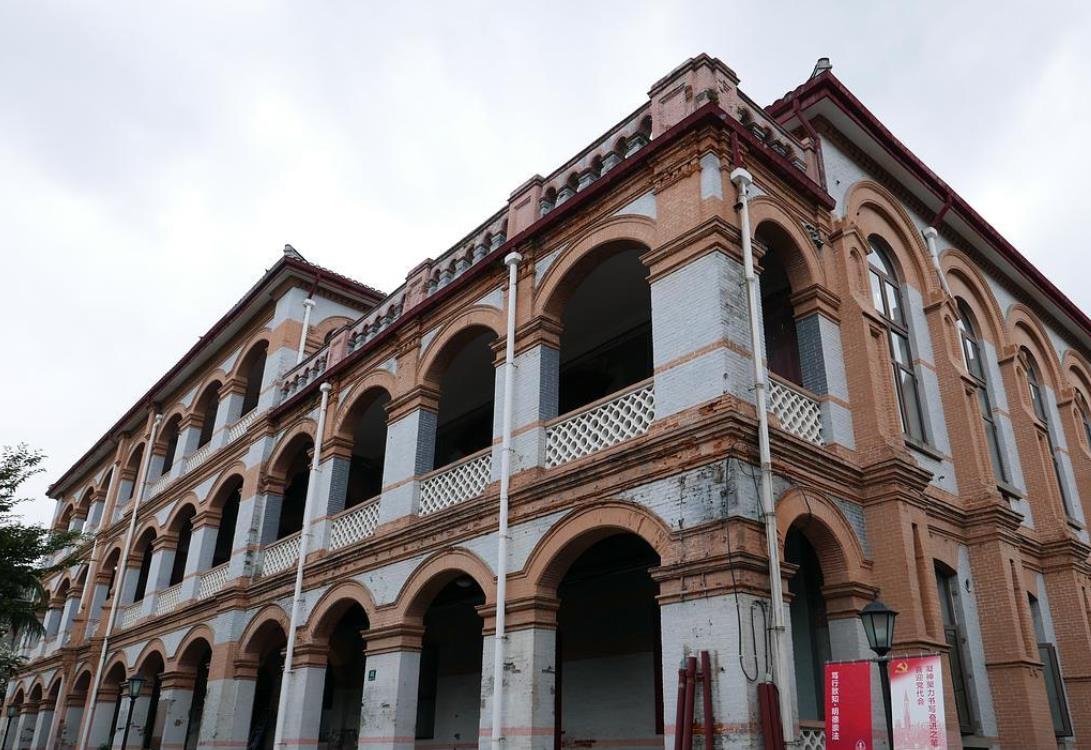 中国建立一个顶级足球学院,中国最牛逼的足球大学