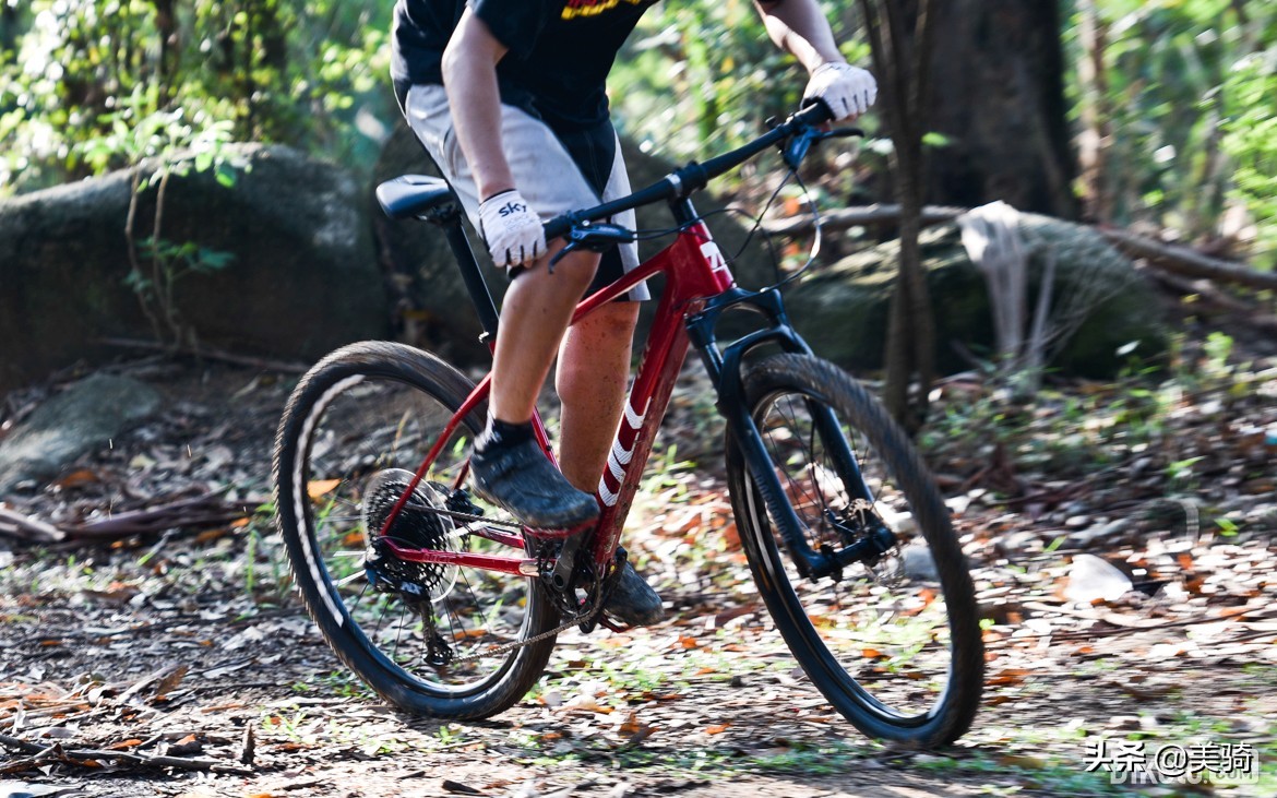 ucc竞争者race测评,万元以下碳纤维山地车