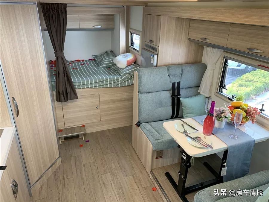 超实用超时髦的大容量房车,适合一家七口出行的四驱房车