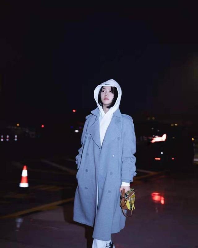 宋茜又解锁了新穿搭,宋茜一袭珍珠白束腰长裙出席活动