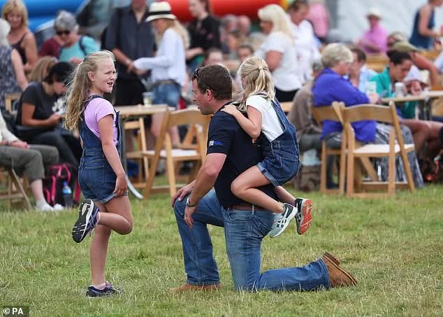 安妮公主四孙女齐聚草地，最小莉娜学走路，撞脸表哥路易小王子