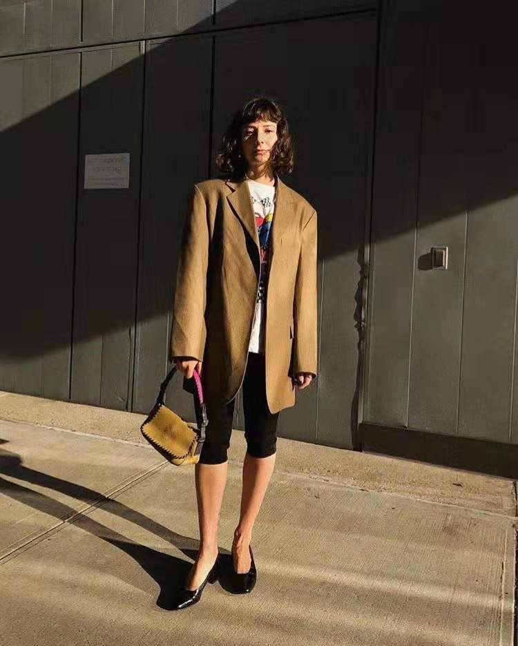 奶奶鞋怎么搭配好看 (最近很火的奶奶鞋女款怎么搭配)