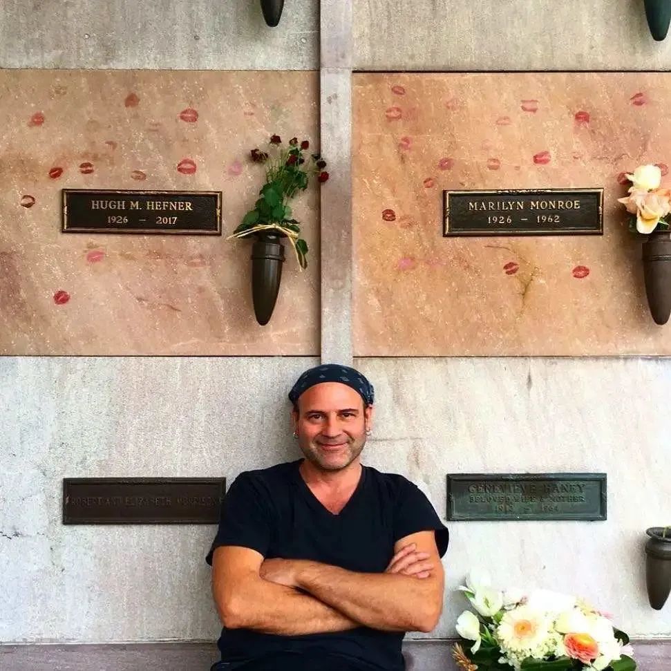 奥斯卡影帝沦为服务员？好莱坞星光大道被糟蹋？网友惊呼神操作