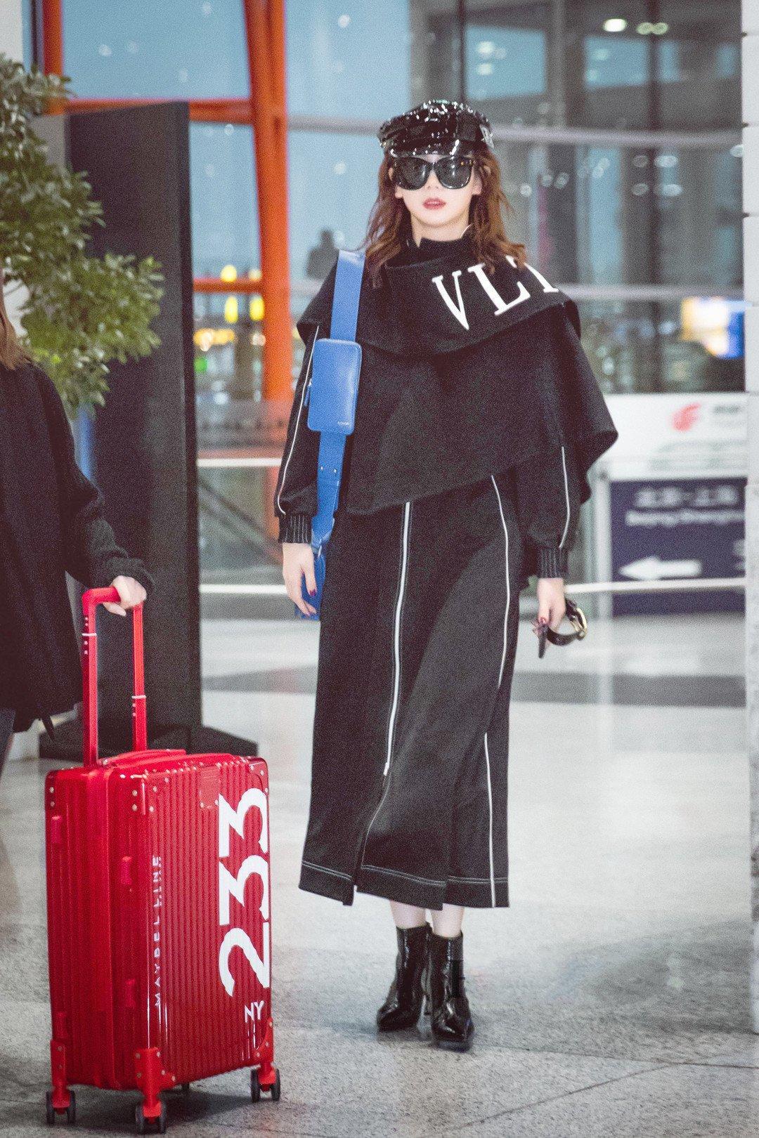 小众斗篷搭配,冬季复古斗篷适合搭配什么下装