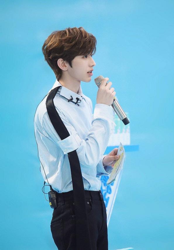 有种“整容”叫蔡徐坤卸妆，失去了眼影后，谁还认得出来？