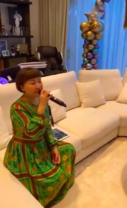 李玟和她老公在香港合影,李玟和富豪老公罕见同框