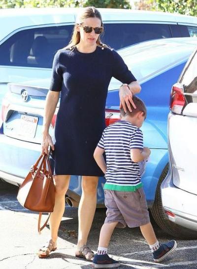 当大人的“咸猪手”伸向孩子时，再好的关系，家长也要说NO