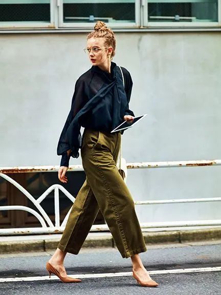 今年流行的衬衫带字母,今年流行衬衫长款花色