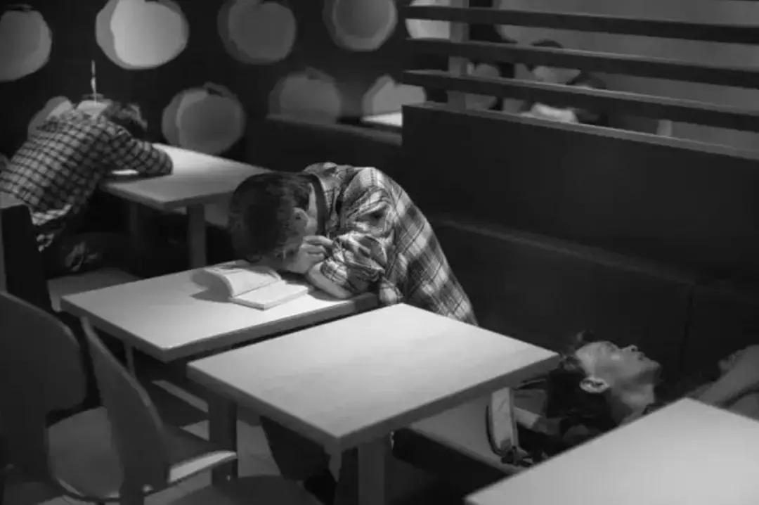 午夜2点，在麦当劳看见另一个深圳！