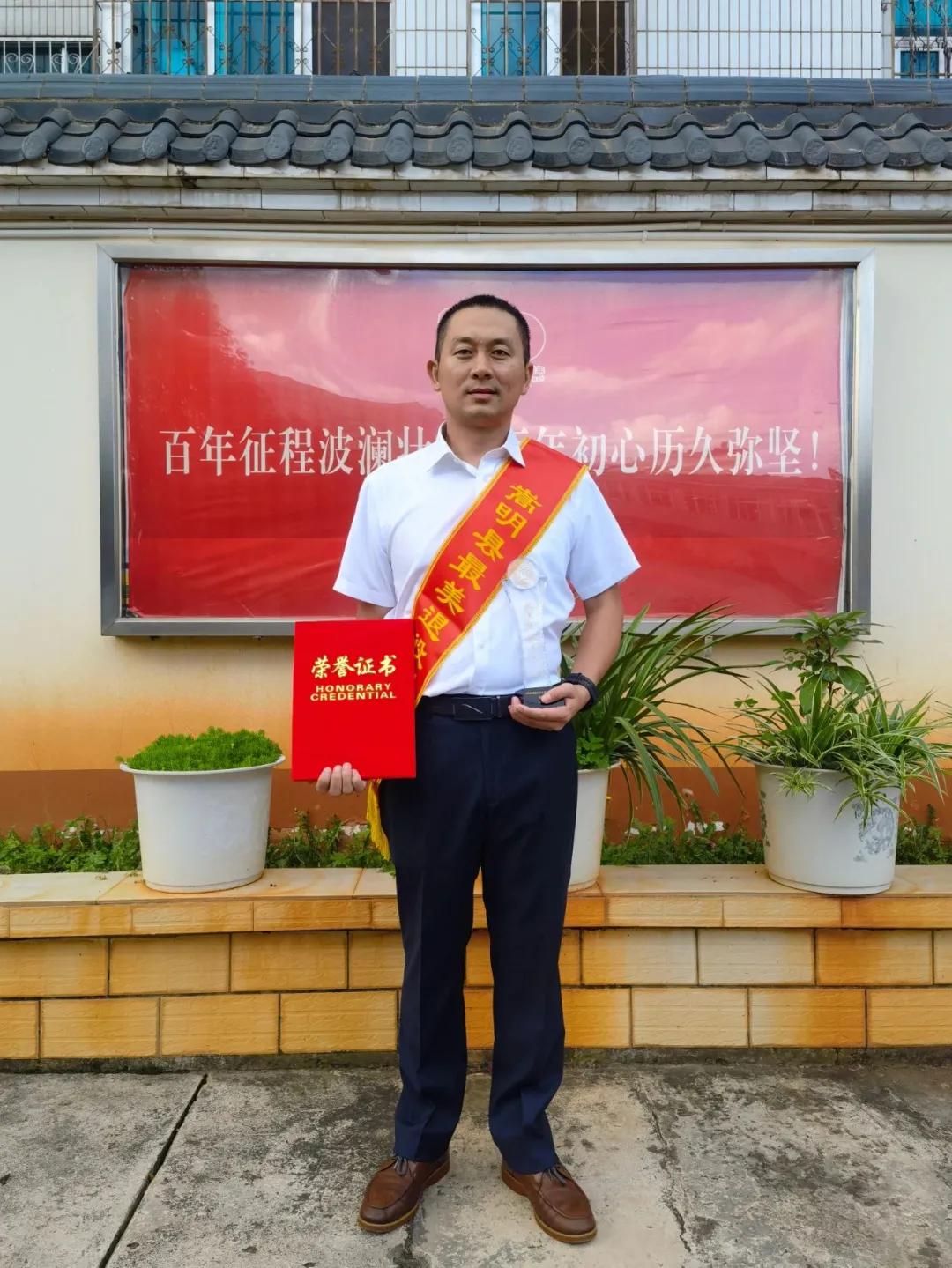 军人退伍不褪色代表履职显本色,退役军人个人事迹报道