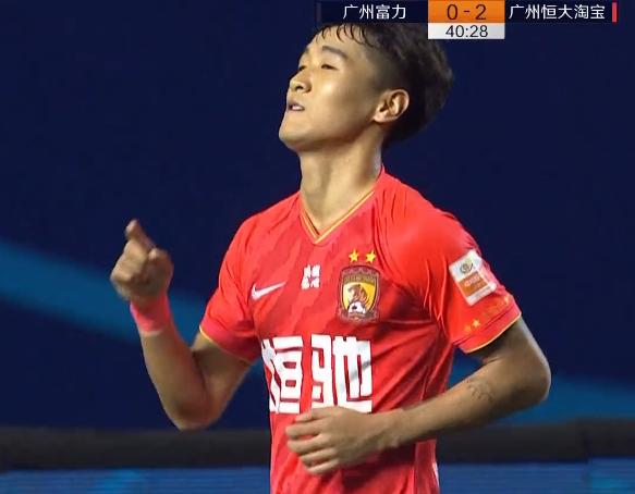 韦世豪再度登顶射手榜，破门后霸气伸出一根手指，做出闭嘴手势