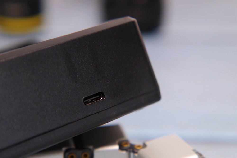 要痛痛快快地玩，就得配上这个8槽充电器才行