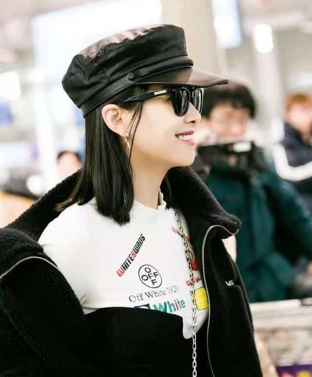 宋茜又解锁了新穿搭,宋茜一袭珍珠白束腰长裙出席活动