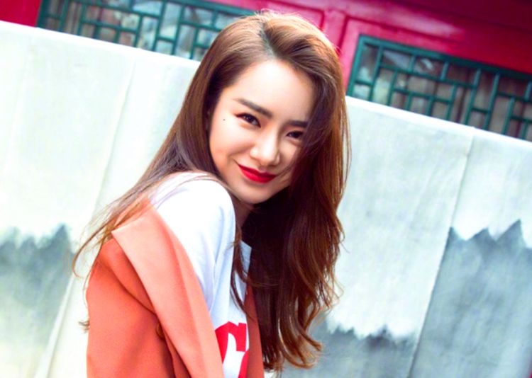 萧亚轩和男友约会,萧亚轩亲吻男友