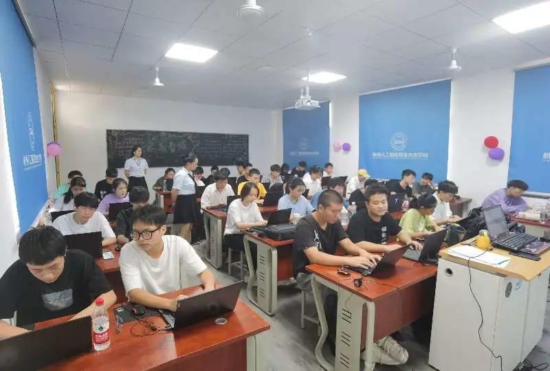 激昂打字声，指尖显神速|TR03002班打字比赛