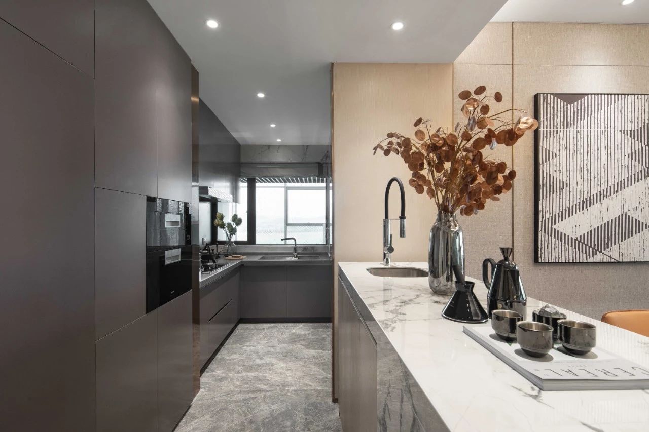 距离拥有一个爱马仕橙的家，不需要过多的费用，只需一片岩板设计