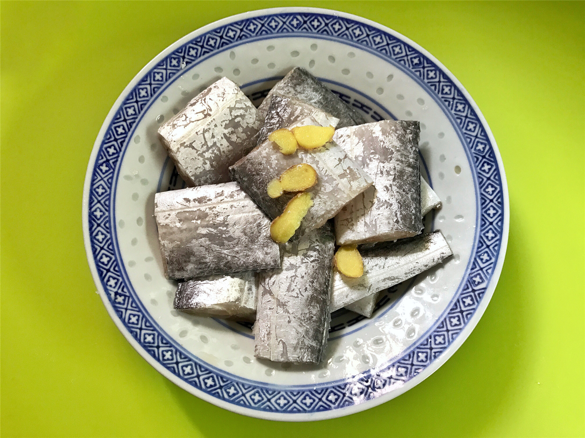 这才是炸带鱼的正确做法香酥鲜嫩,炸带鱼怎么不粘锅鱼肉不会碎