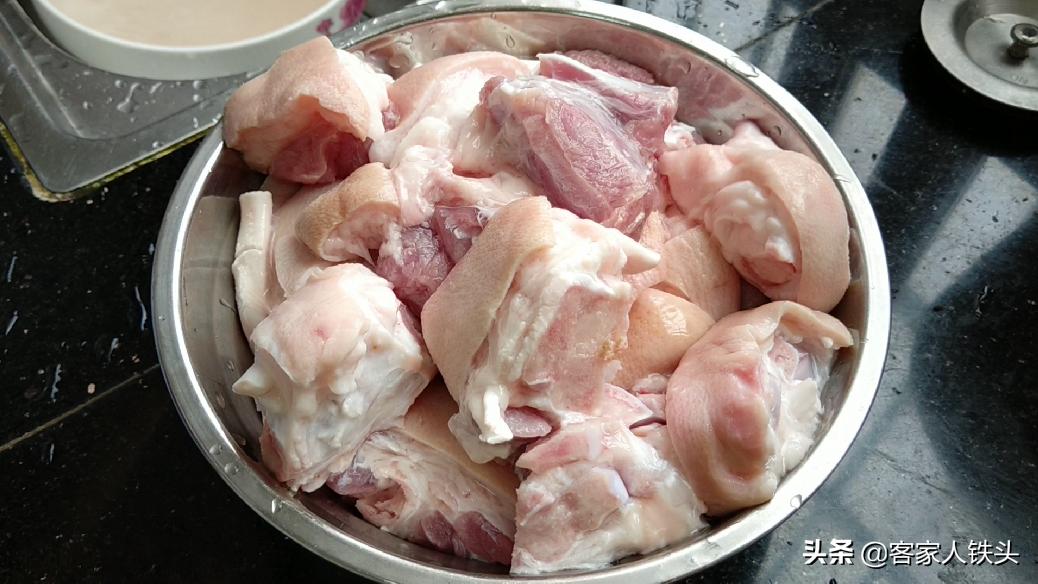 猪脚最好吃的做法教程,咸香猪脚的制作方法视频